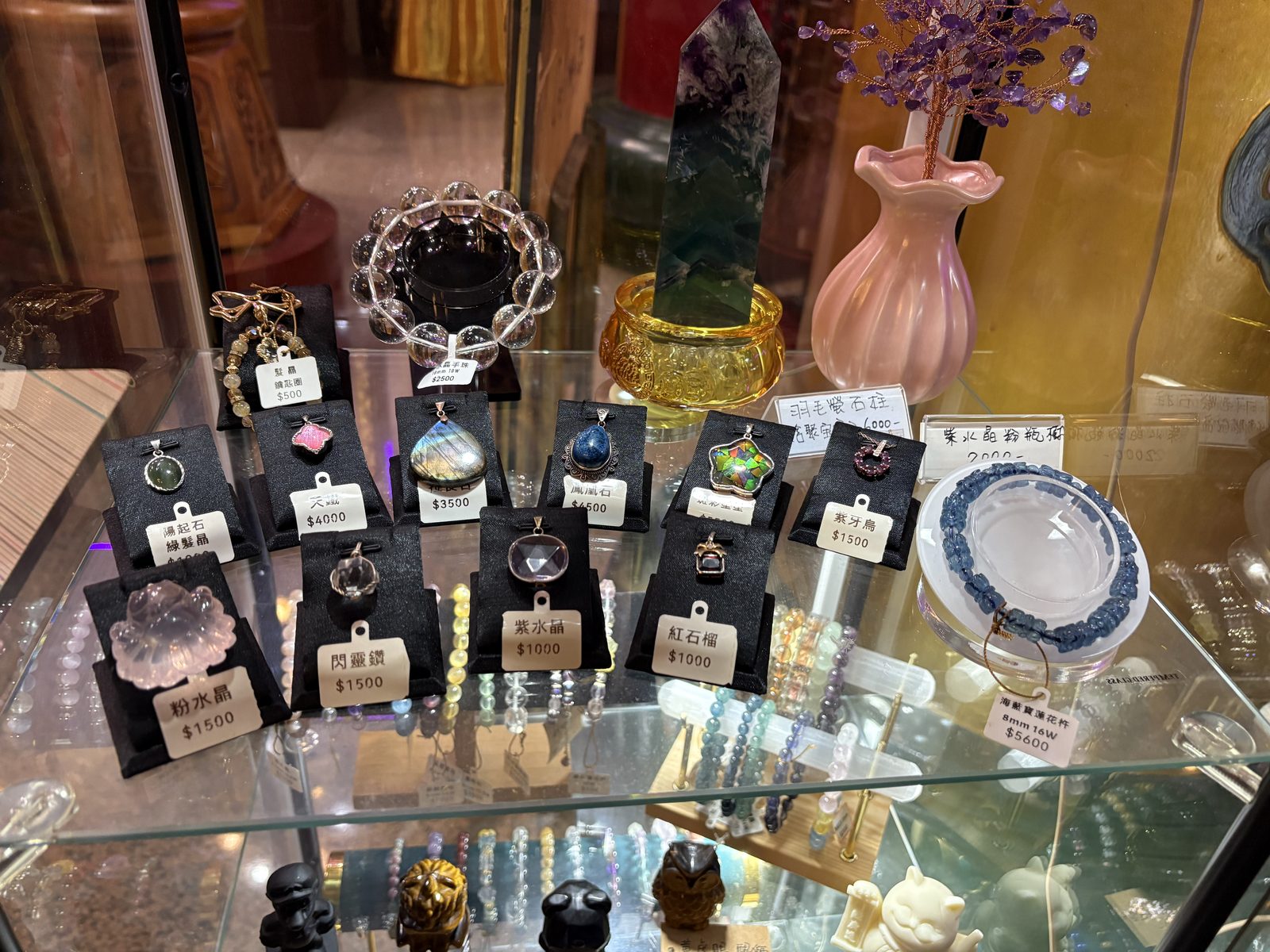 花蓮雲錦閣門市內景 ─ 紫水晶與蘇繡選物展示